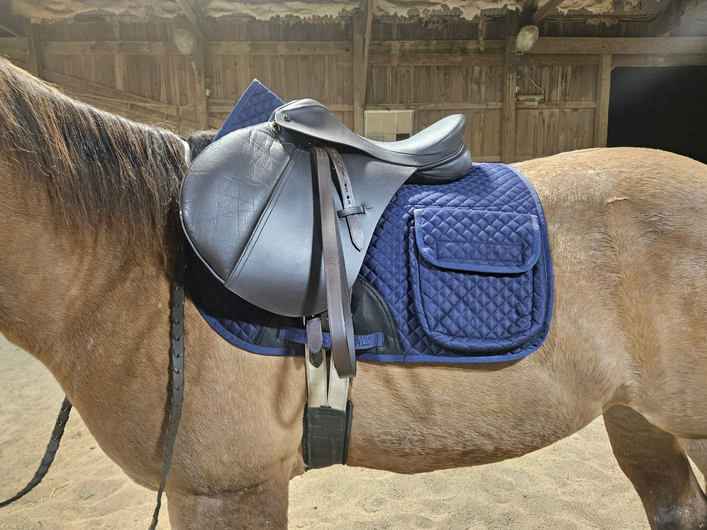 Derby Originals All Purpose English Saddle Pad with Pockets Half Fleece lined for Shock Absorbing Wither Relief Design for comfort and Trail Riding.