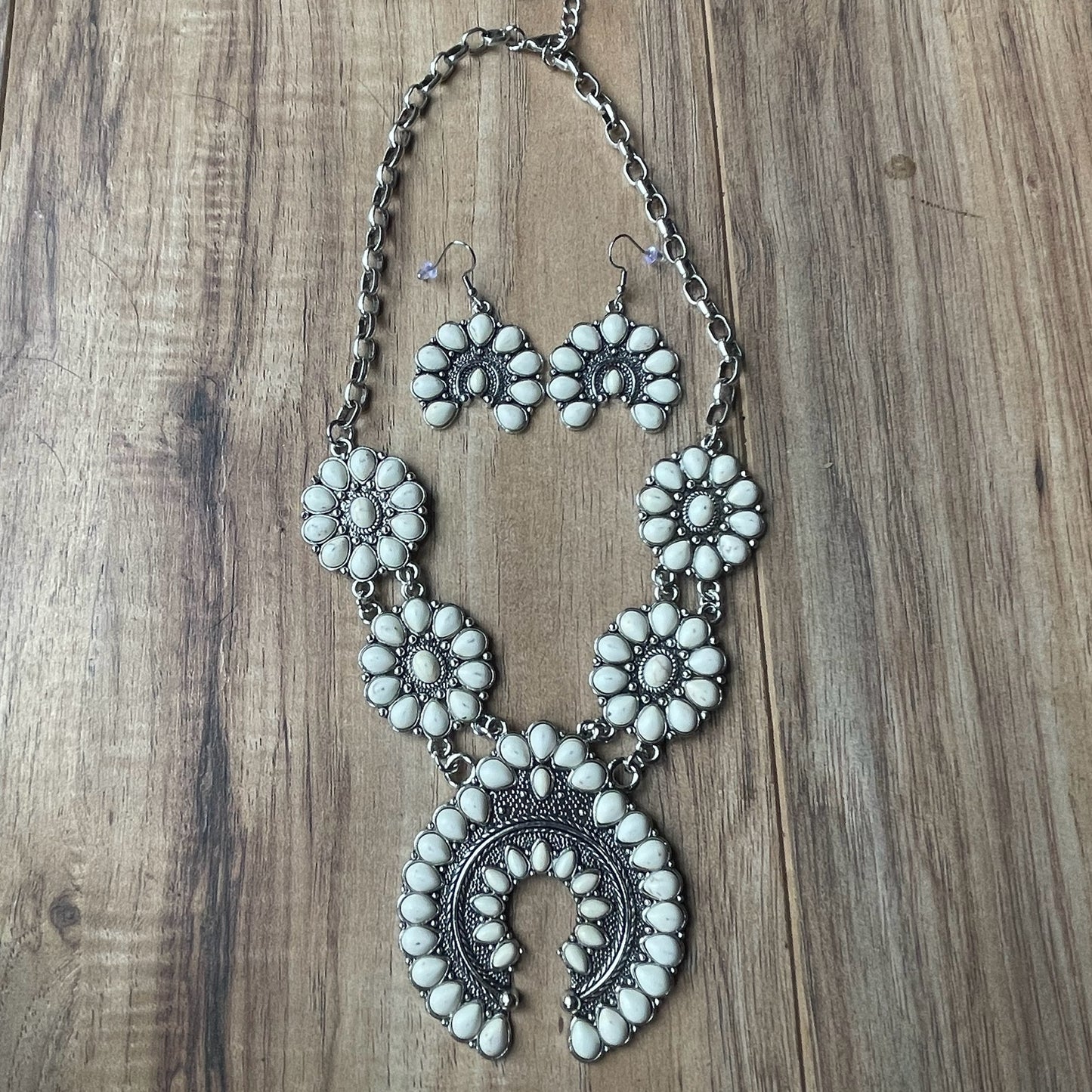 White bohemian horse shoe set necklace