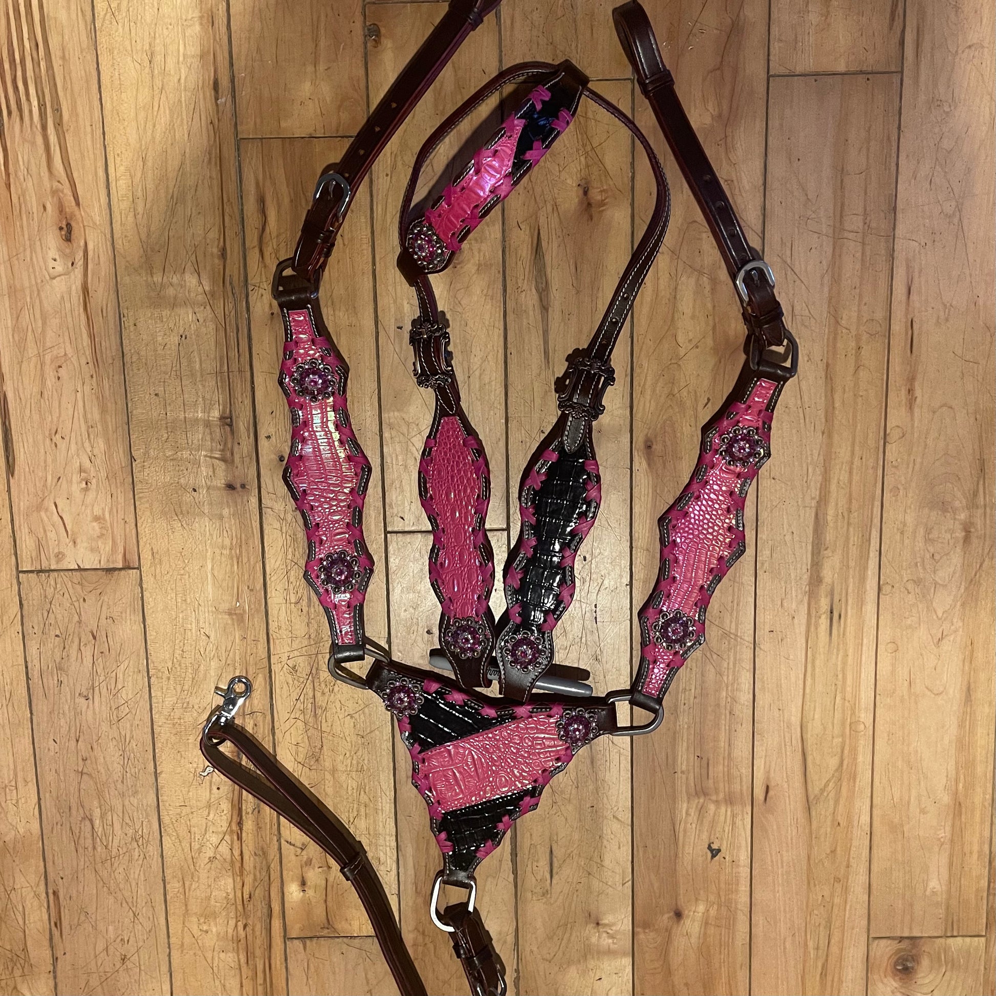 Black and pink western one ear tack set