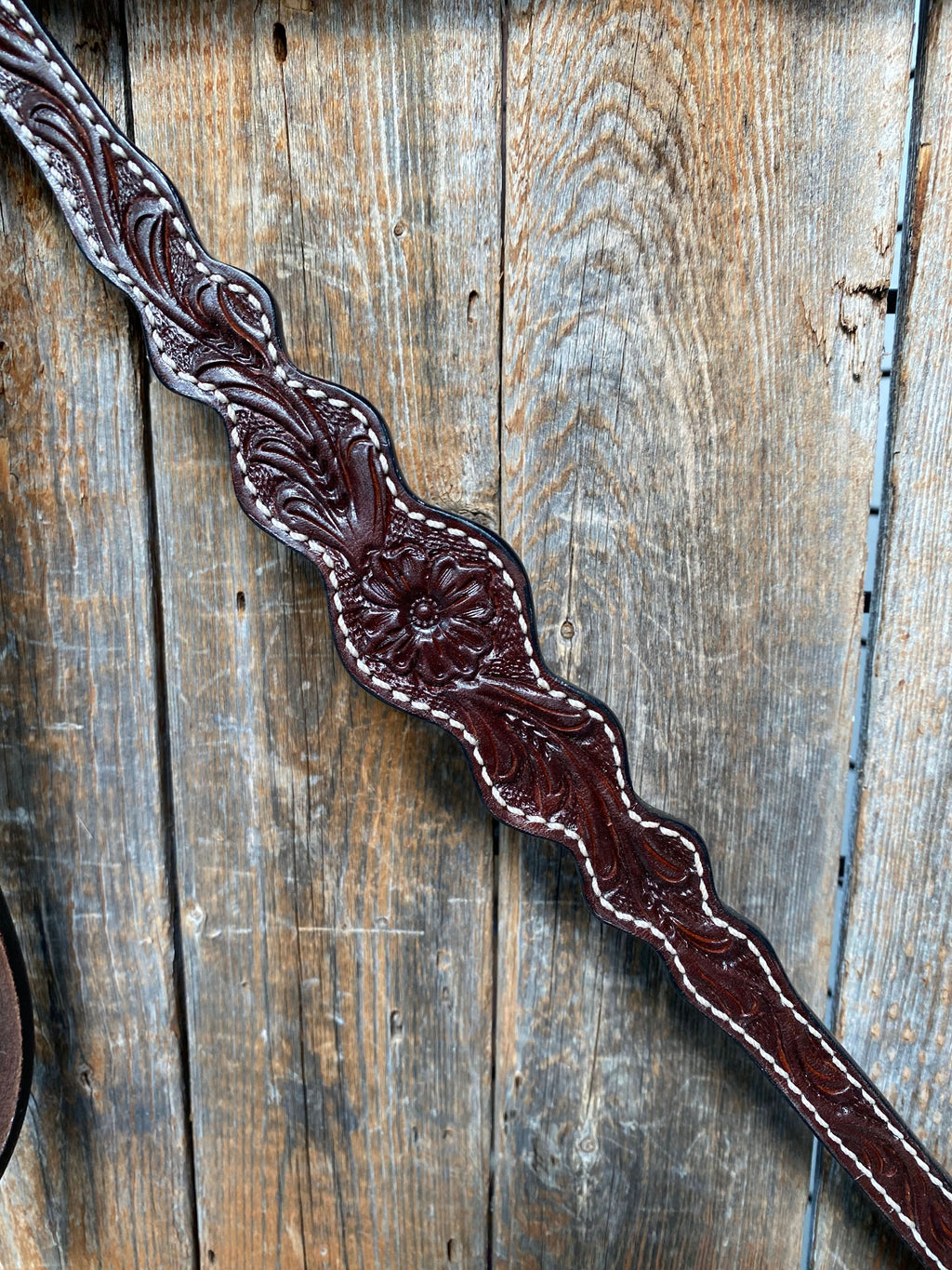 Floral Scalloped Dark Oil Breastcollar