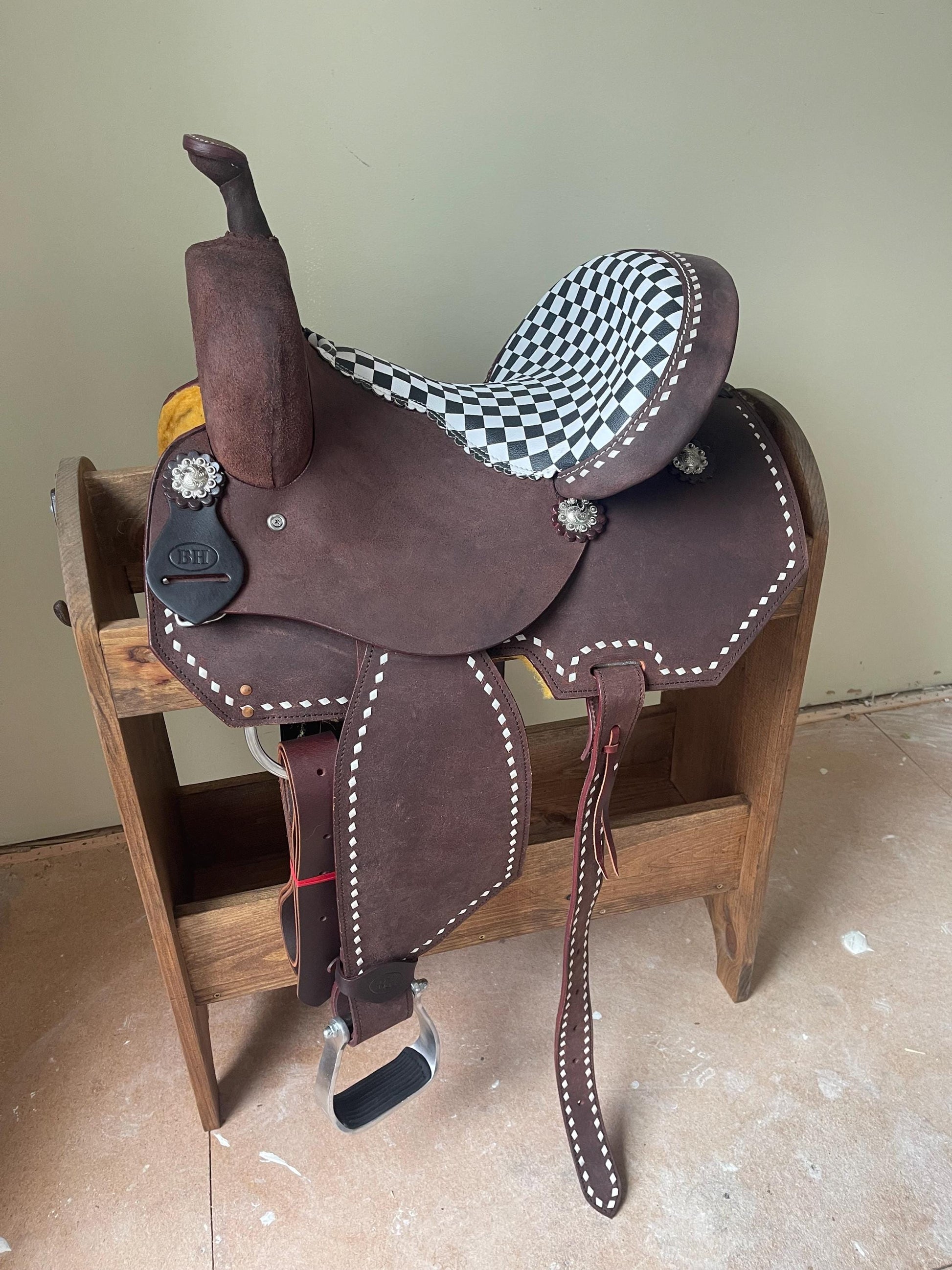 Custom Western Barrel Racing Saddle  Lightweight Performance Saddle, White Stitching