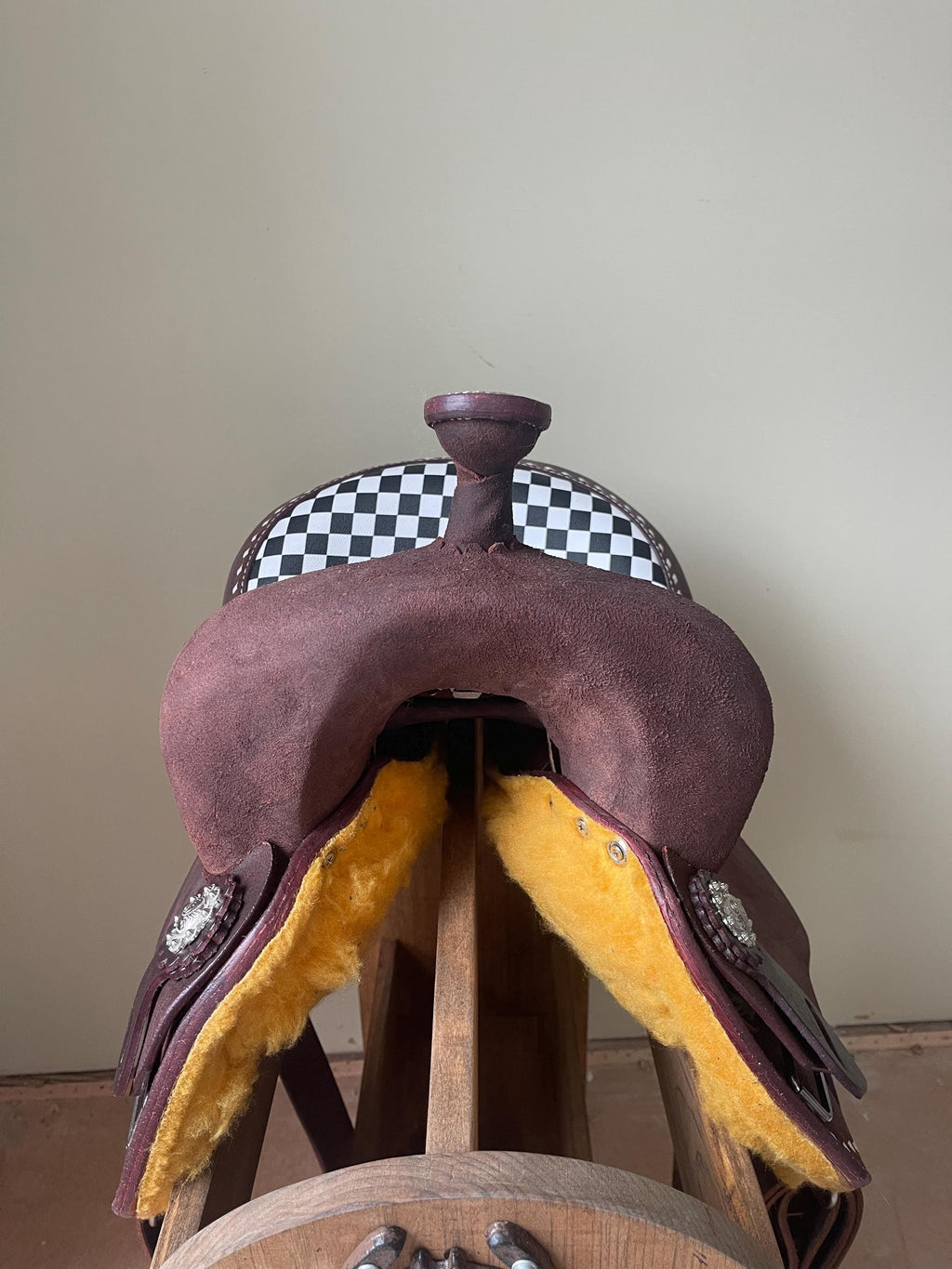 Custom Western Barrel Racing Saddle  Lightweight Performance Saddle, White Stitching