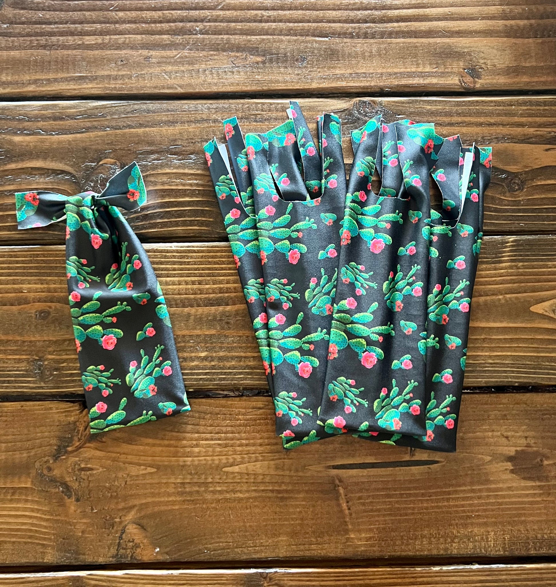 Cactus on Black - 8 Two-String Mane Bags